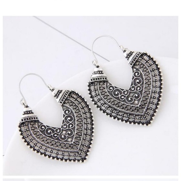 Vintage Hollow Vine Style Heart Shape Ear Clips - - Picture 2 of 2